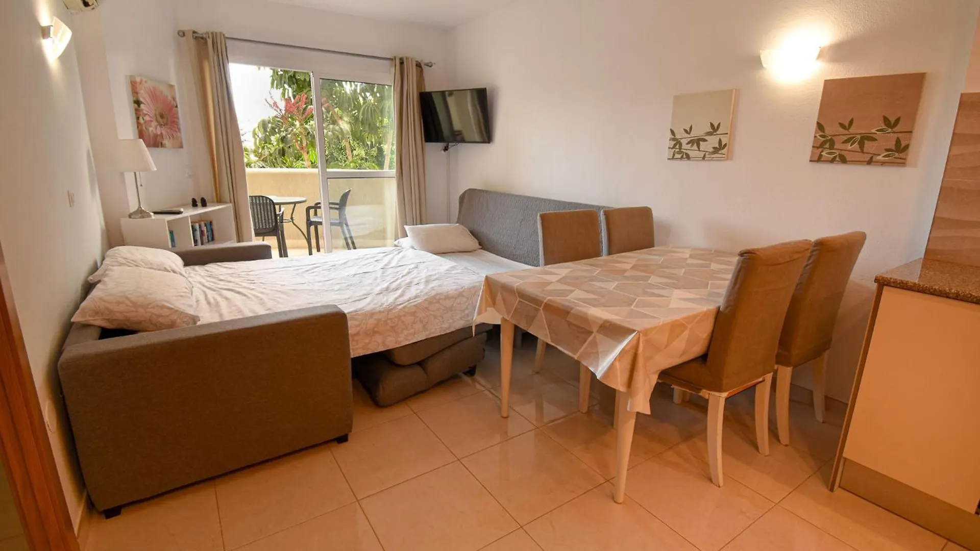 Benal Beach Superb Beach Front 1 Bedroom Apartment, Sleeps 5 Benalmadena Apartment